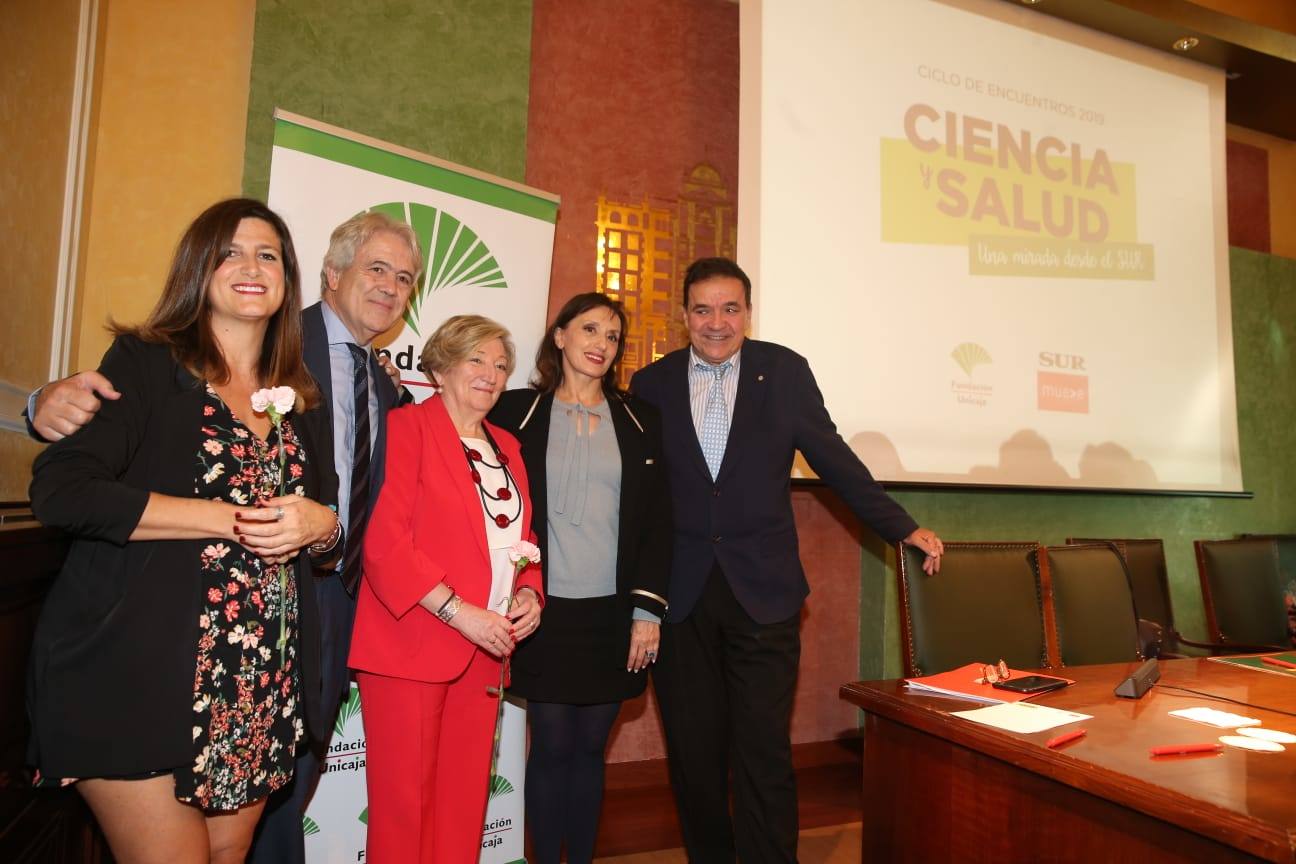 La oncóloga lanza un mensaje positivo sobre la curación del cáncer de mama en una charla junto a Luz Casal