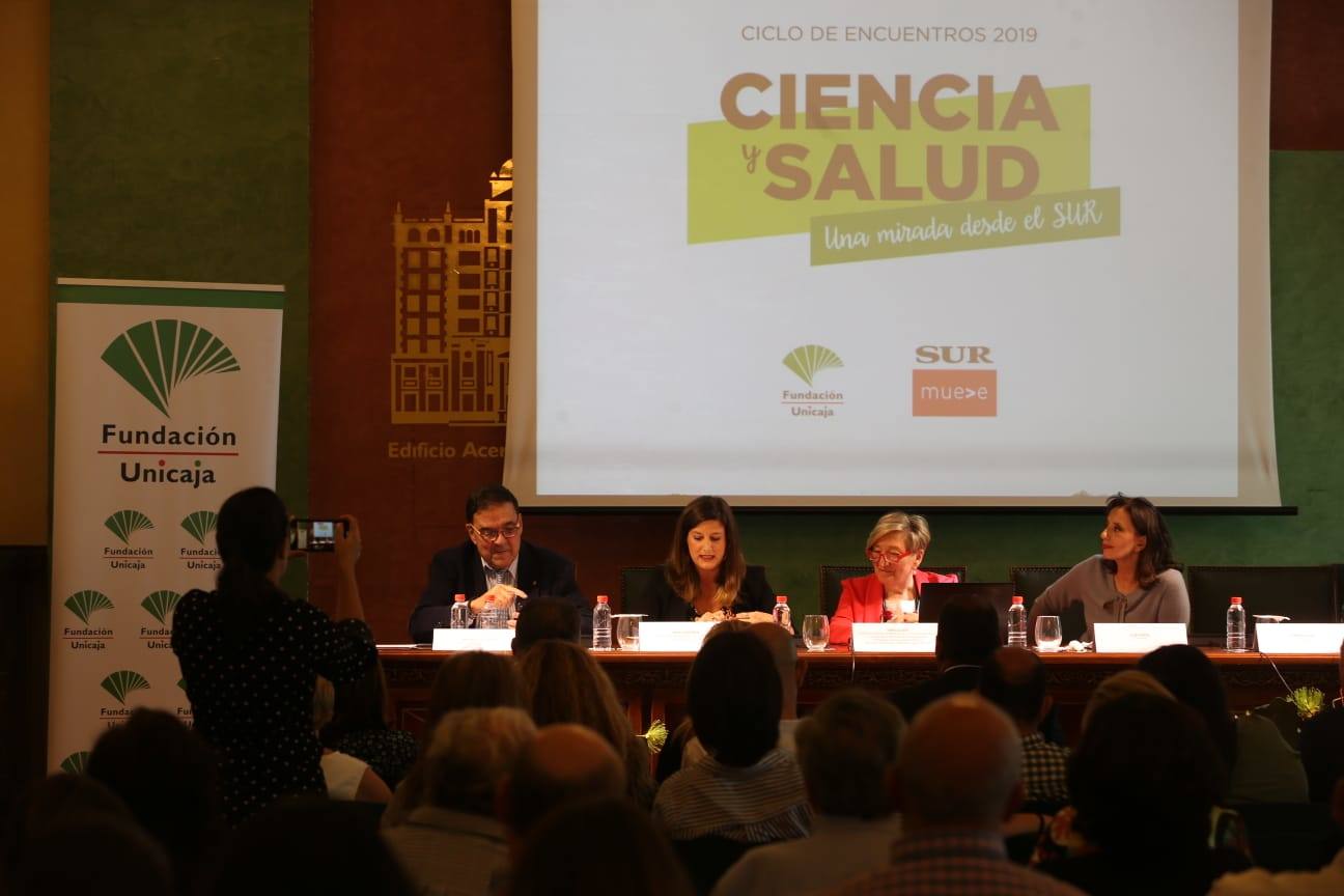 La oncóloga lanza un mensaje positivo sobre la curación del cáncer de mama en una charla junto a Luz Casal