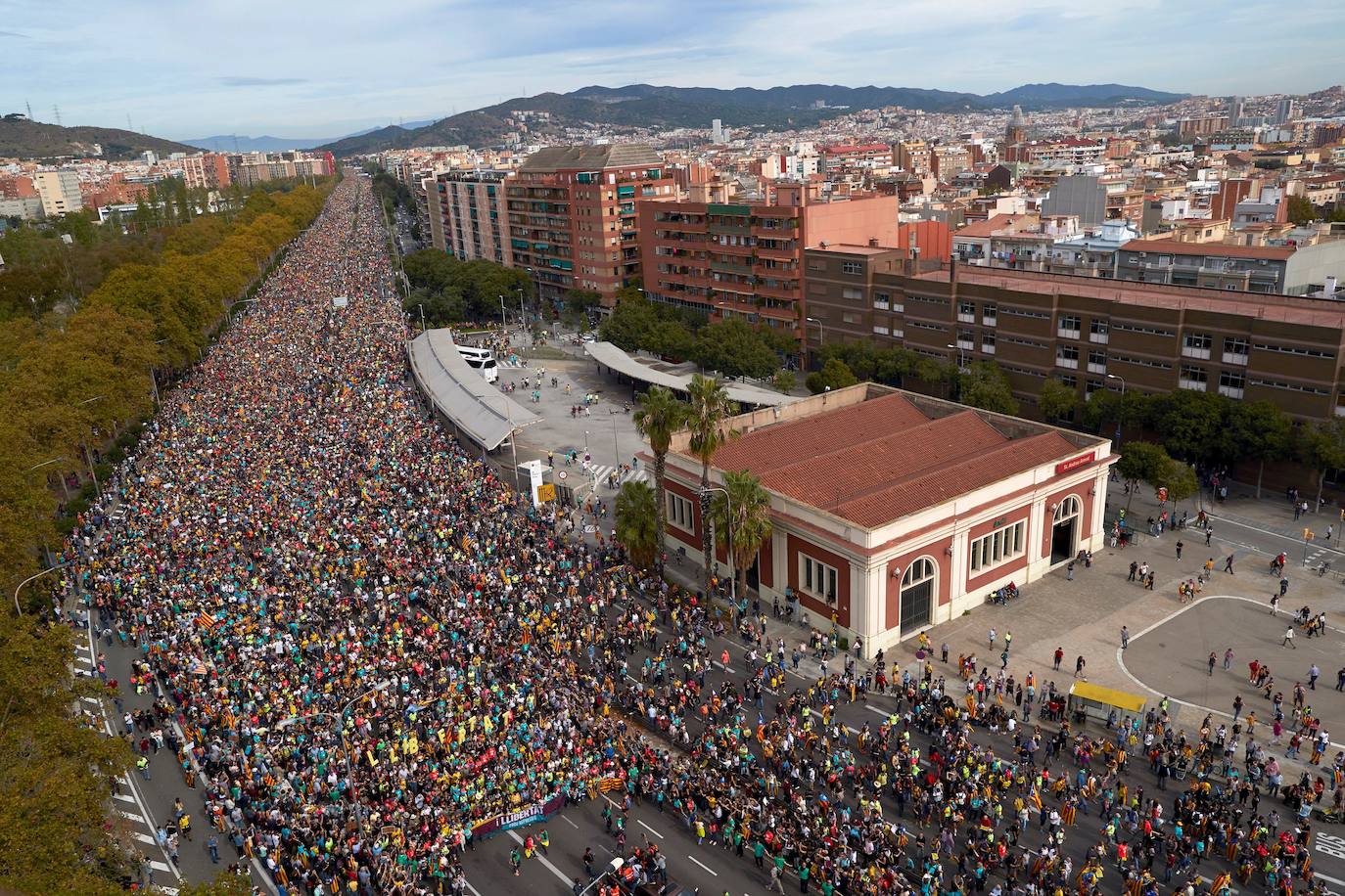 Miles de personas que participan en las llamadas 'Marchas por la libertad' entran en Barcelona por la Avenida Meridiana hoy viernes