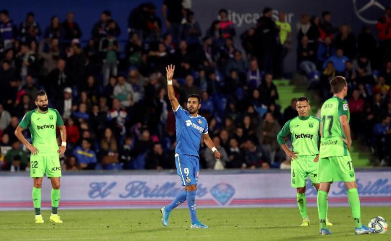 Ángel celebra el primero de sus dos goles. 