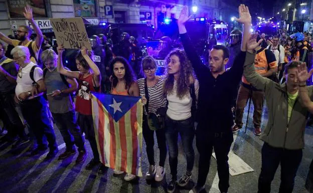 Un grupo de manifestantes pacíficos forman una cadena frente a Via Laietana.