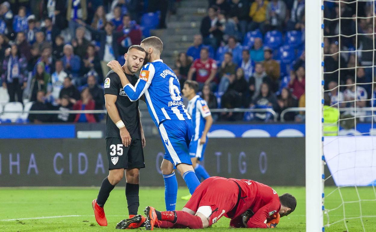 Domingos Duarte consuela a Keidi tras una ocasión fallada en la ida de los 'play-off' el 12 de junio. 