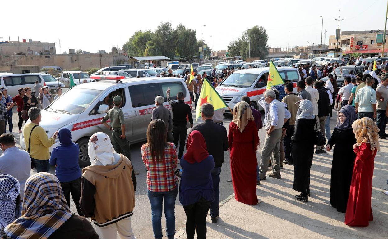 Despedida de los combatientes kurdo sirios en Ras al-Aín (Siria).