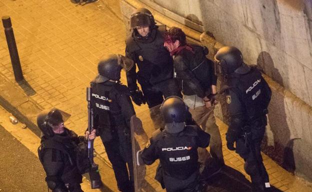 Los jueces han encarcelado a 18 violentos desde que comenzaron los disturbios en Cataluña