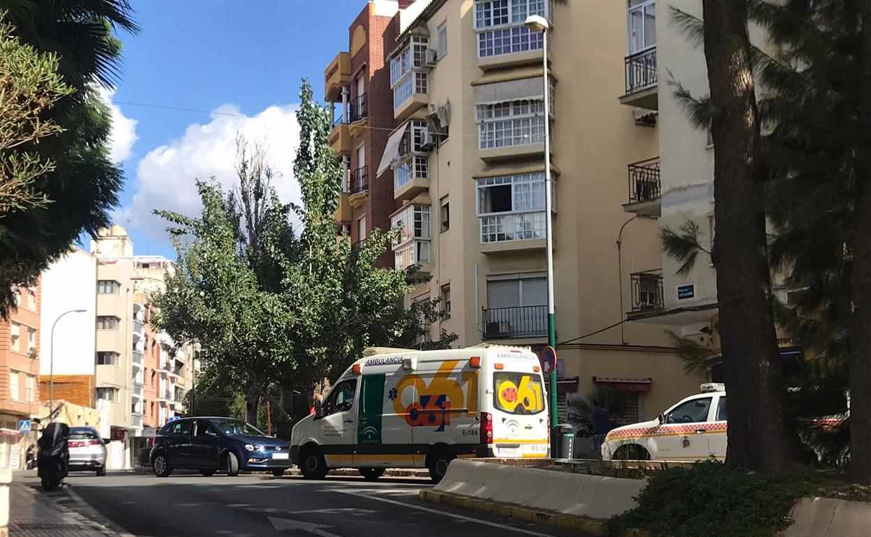 La ambulancia del 061 en la Plaza de Capuchinos en la que se atendió al fallecido. 