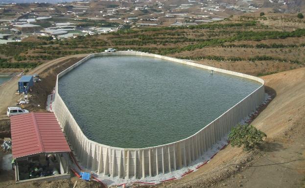 Balsa de una comunidad de regantes en la Axarquía 