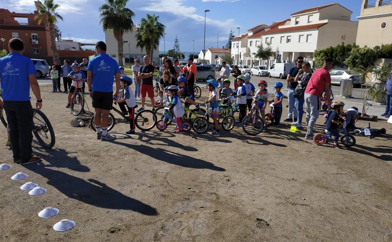 Integrantes de la Escuela de Ciclismo Actrion Bike, en la actividad celebrada ayer en la parcela de Los Arquillos. 