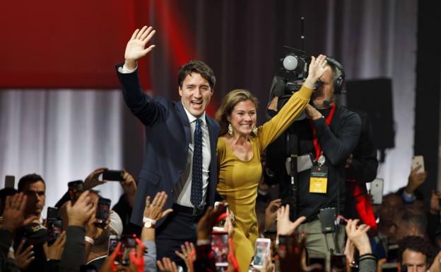 Trudeau y su esposa saludan a sus seguidores.