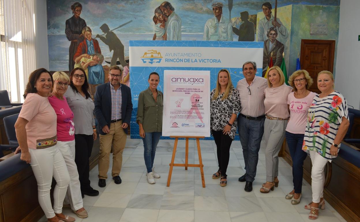 Acto de presentación del programa de charlas, en el salón del plenos del Consistorio rinconero.