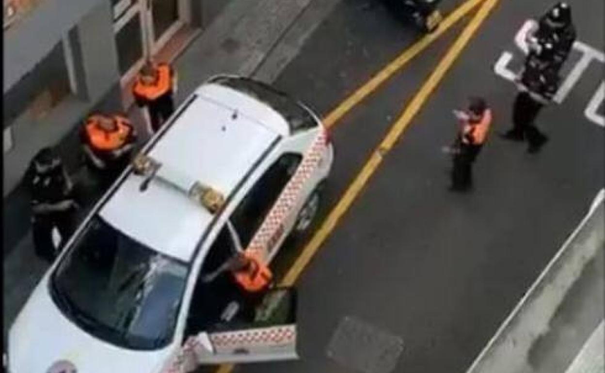 Desconocían que no se podía acceder a la colonia británica en vehículo oficial. 