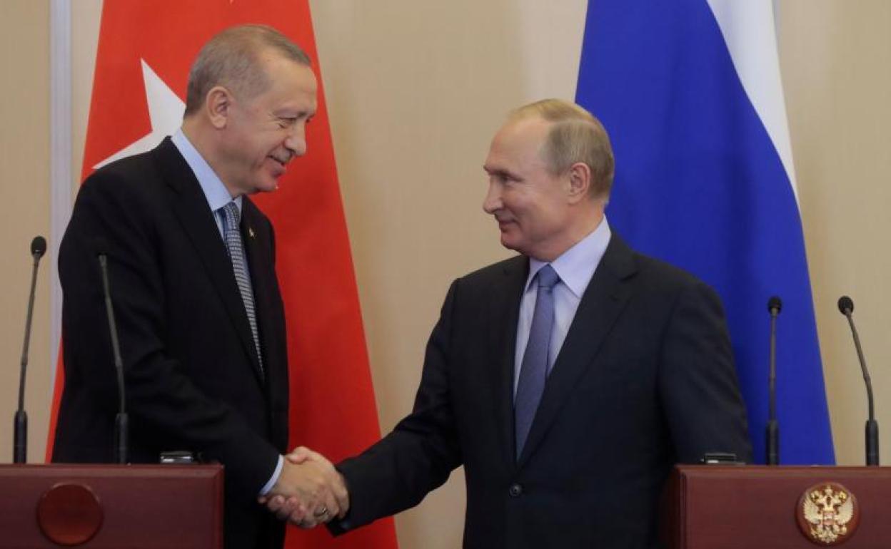 Recep Tayyip Erdogan y Vladímir Putin se estrechan la mano.