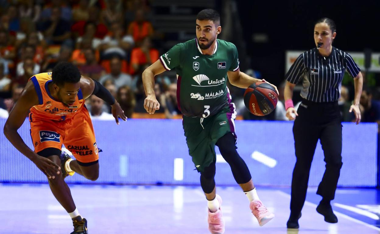 Jaime Fernández se escapa de Loyd durante el partido del domingo pasado ante el Valencia. 