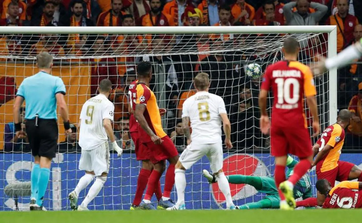 Kroos bate a Muslera en el único gol del partido. 
