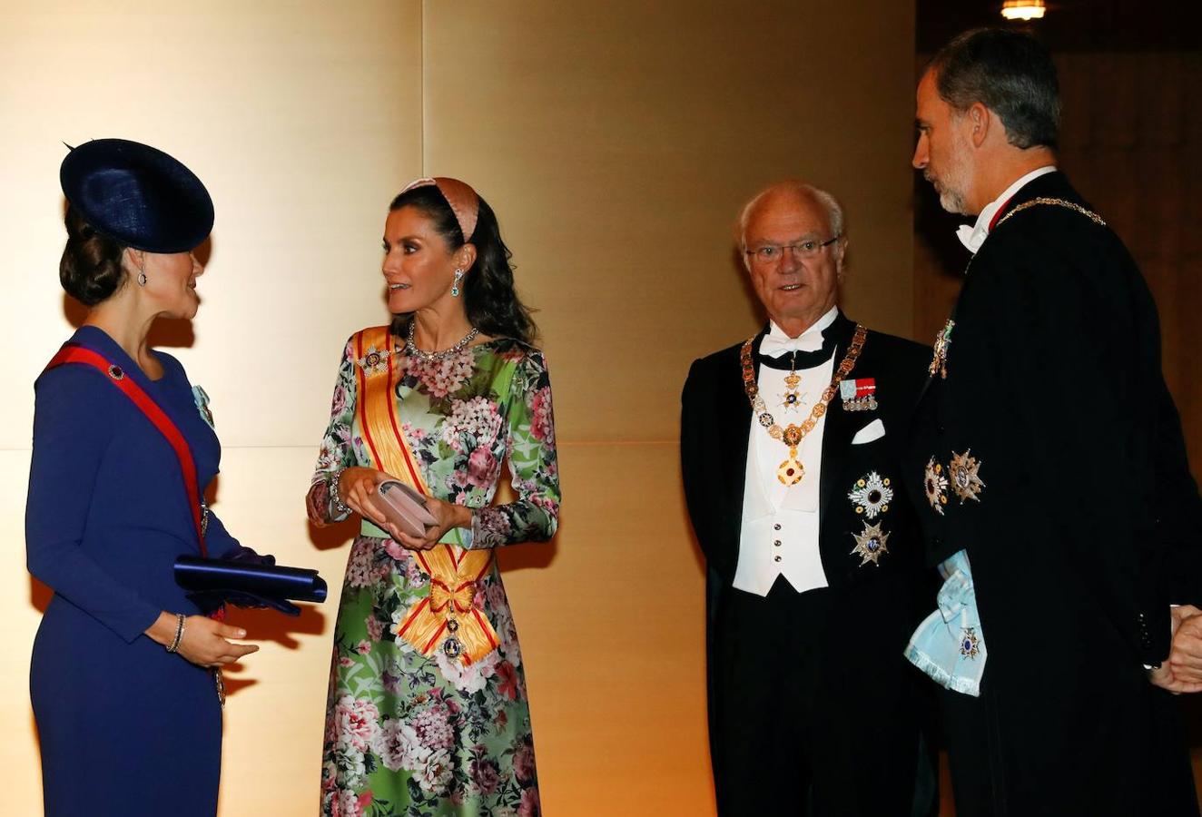 Los Reyes de España, Felipe VI (d) y doña Letizia (2i), saludan al rey Gustavo de Suecia (2d) y a su hija Victoria (i).