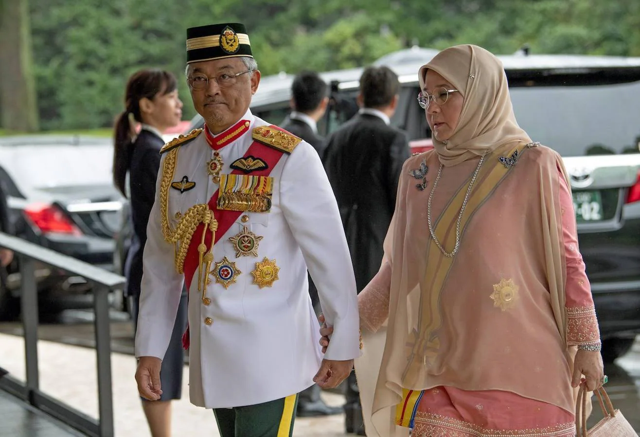 El Rey Sultán Abdullah Sultán Ahmad Shah (i) de Malasia y la Reina Tunku Azizah Aminah Maimunah (d).