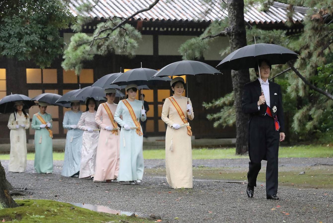 Distintas personalidades japonesas, entre ellas la heredera al trono Kiko, caminan para asistir a la ceremonia de entronización.