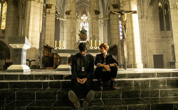 Javier Rey y Aura Garrido, en la Catedral de Vitoria.