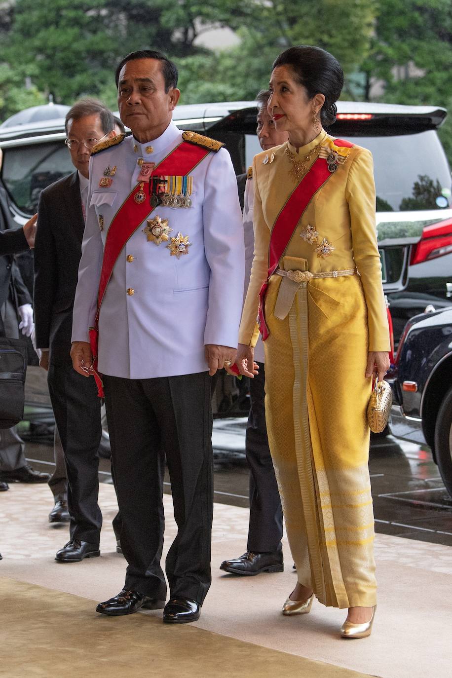 El primer ministro de Tailandia, Prayut Chan-o-cha (i) y su esposa, Naraporn Chan-ocha (d).