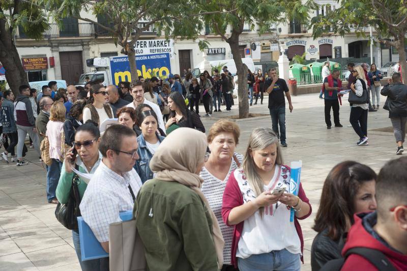 Una treintena de empresas recogen CV para 102 empleos en la Feria del Empleo. 