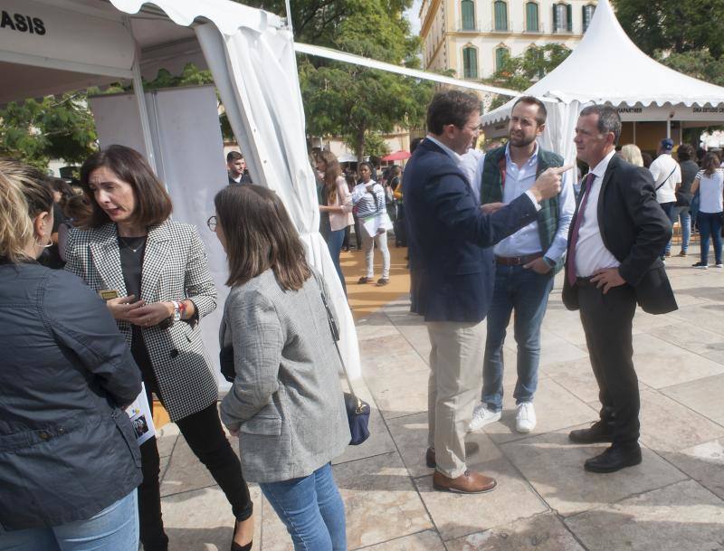 Una treintena de empresas recogen CV para 102 empleos en la Feria del Empleo. 