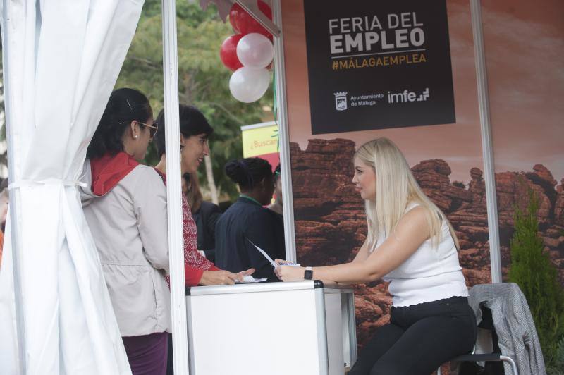 Una treintena de empresas recogen CV para 102 empleos en la Feria del Empleo. 