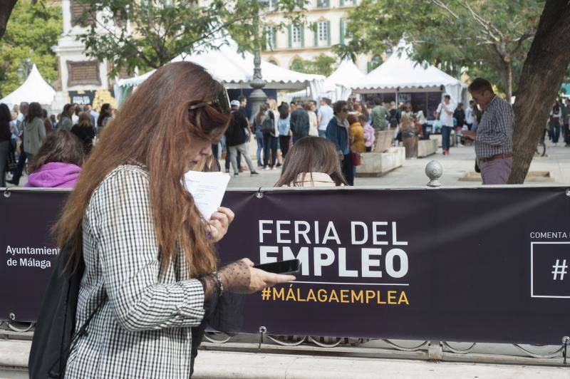 Una treintena de empresas recogen CV para 102 empleos en la Feria del Empleo. 