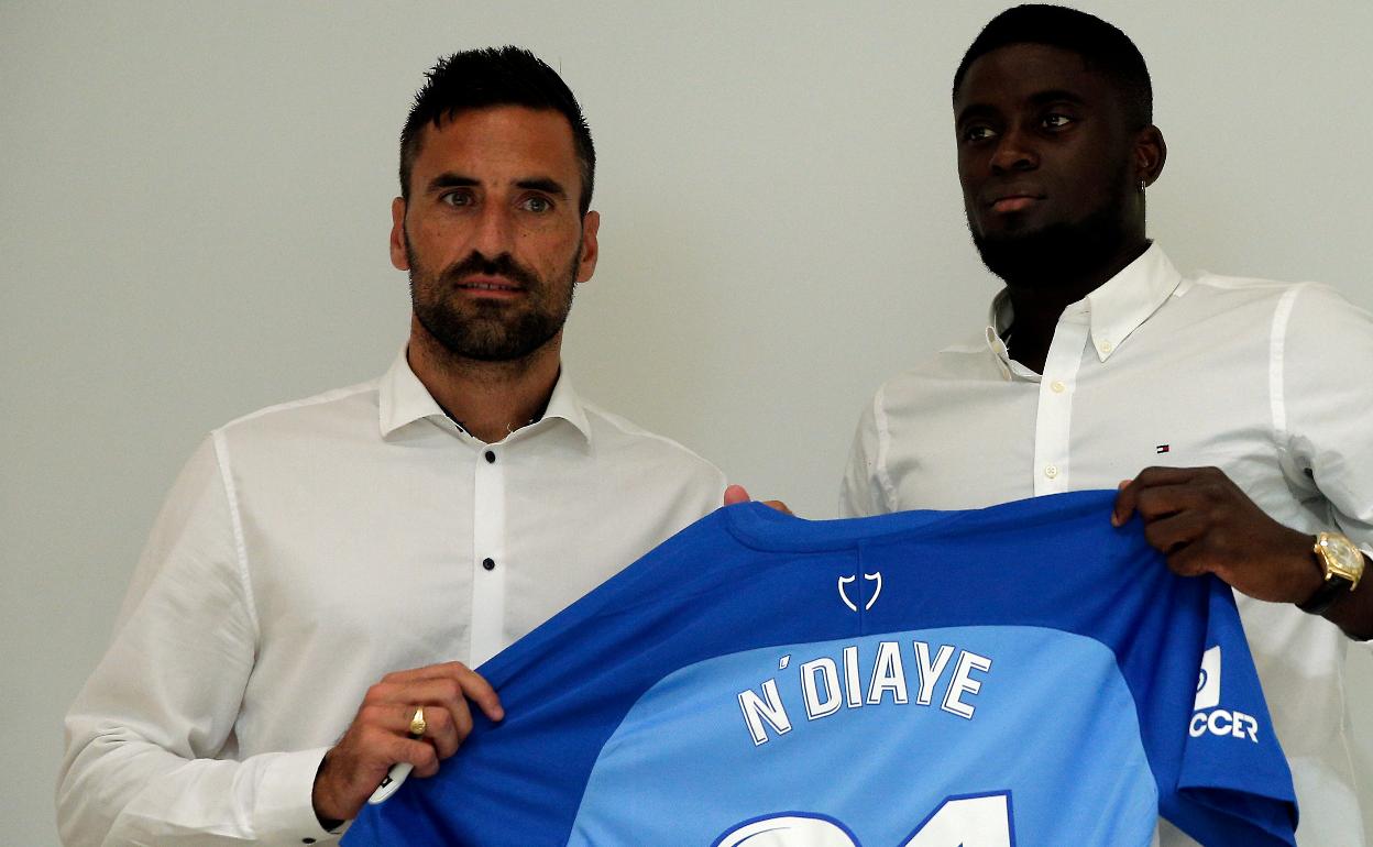 En la derecha, Juan Rodríguez, en la presentación de N'Diaye la temporada pasada.