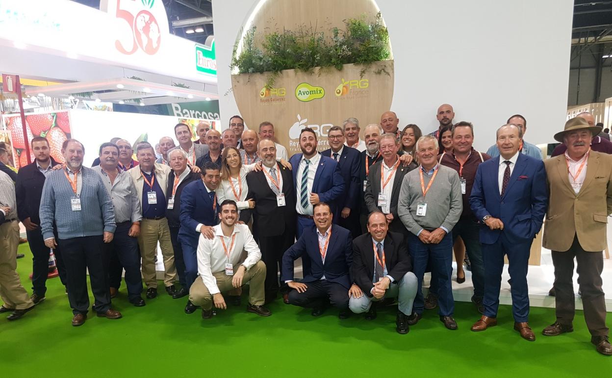 Productores malagueños de aguacate y mango en el expositor de Reyes Gutiérrez en Fruit Attraction 