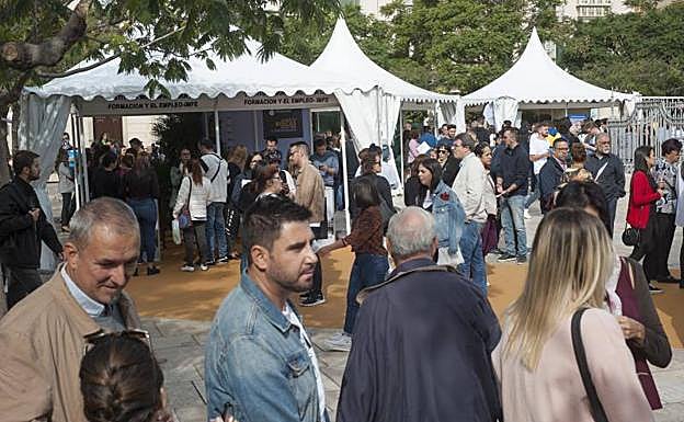 Imagen principal - Numerosas personas se han congregado en esta edición de la Feria de Empleo. 