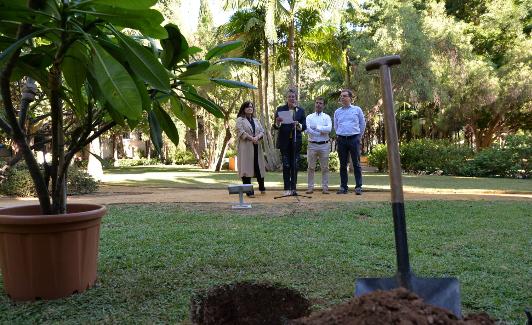 La periodista Concha Montes, protagonista en el acto simbólico de plantación de un árbol. 