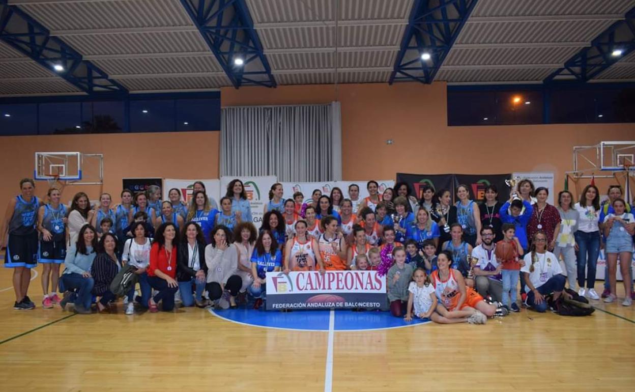 Foto de familia de la pasada temporada.  