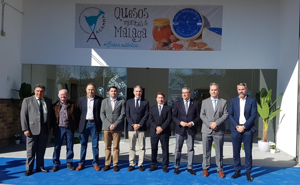 Miembros del consejo de Agamma con el alcalde de Colmenar, José Martín; el consejero Elías Bendodo; el presidente de la Diputación, Francisco Salado, el gerente de Quesos Montes de Málaga, Juan Andrés Gaspar, y el diputado, Juan Carlos Maldonado. 