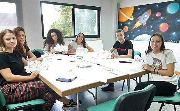 El coordinador del programa, Luis Rodríguez, junto un grupo de voluntarias 