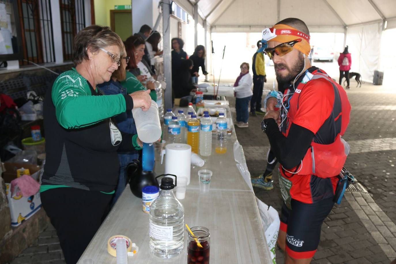 Las pruebas de las 100 millas y la categoría Ultra de la Gran Vuelta congregan a cientos de deportistas de pueblo en pueblo este sábado