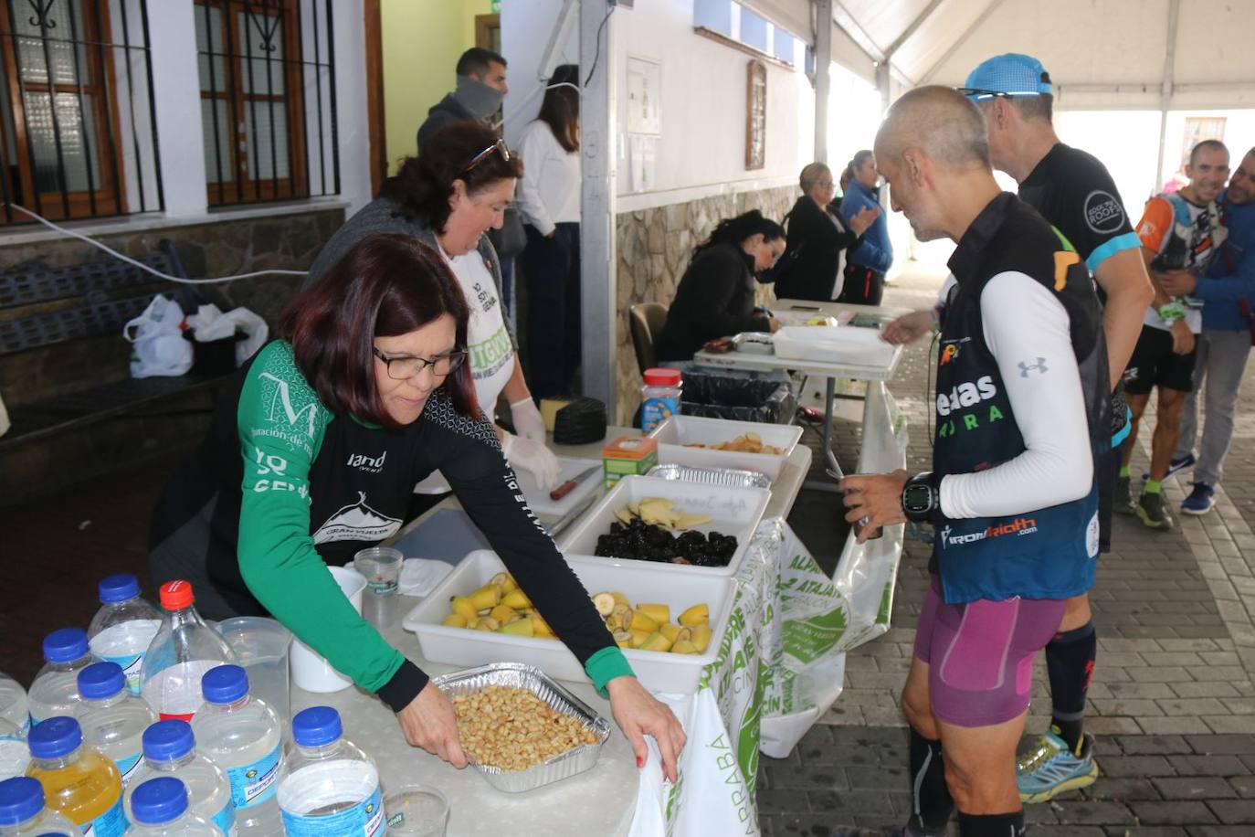 Las pruebas de las 100 millas y la categoría Ultra de la Gran Vuelta congregan a cientos de deportistas de pueblo en pueblo este sábado