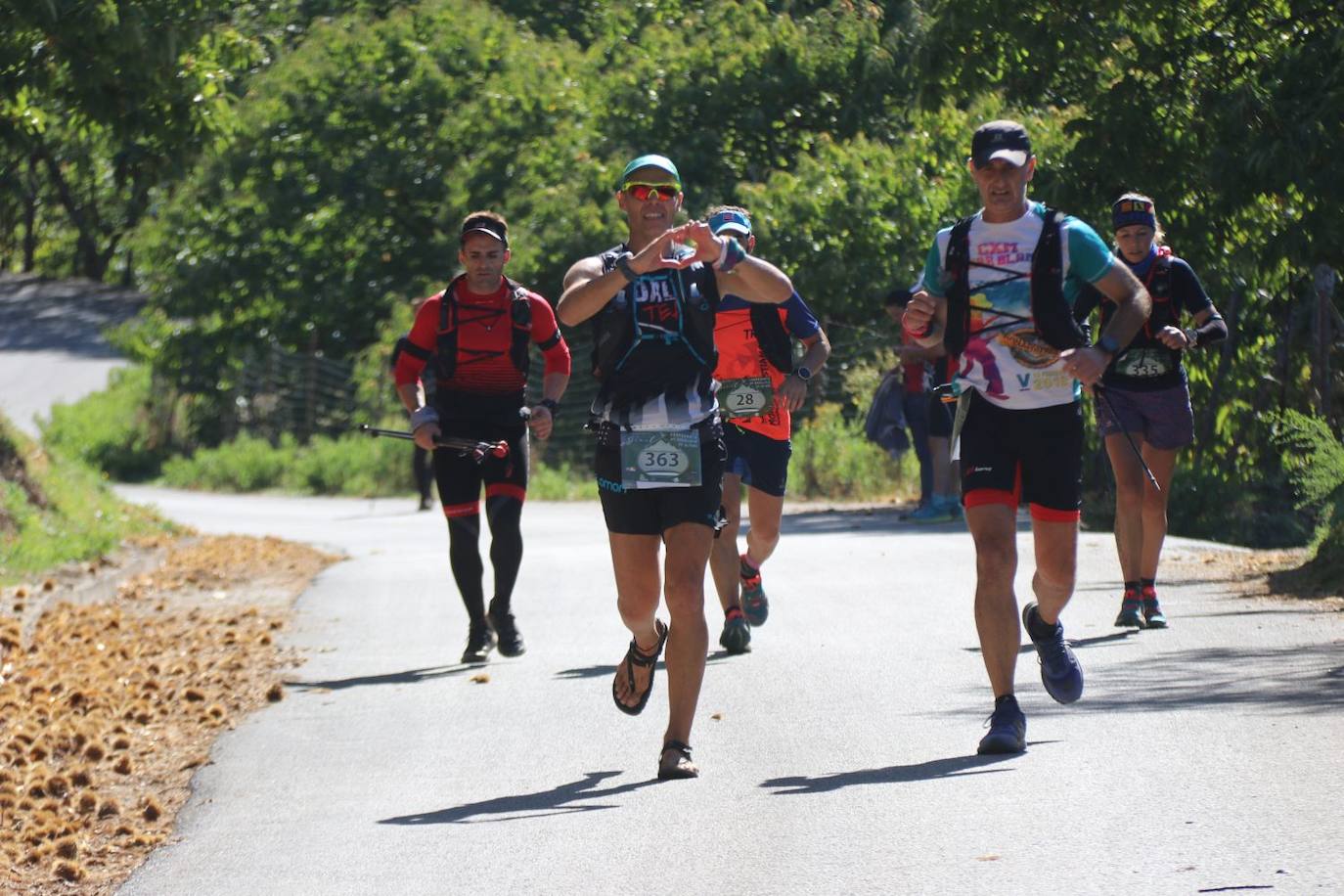 Las pruebas de las 100 millas y la categoría Ultra de la Gran Vuelta congregan a cientos de deportistas de pueblo en pueblo este sábado