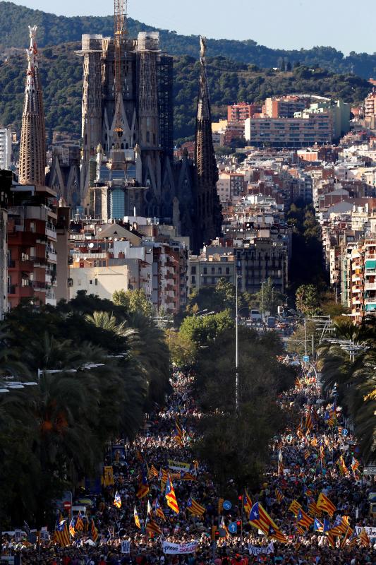 Miles de personas se concentran en Barcelona para protestar por la sentencia del 'procés'.