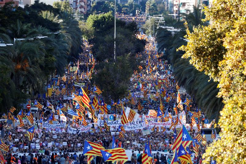 Miles de personas se concentran en Barcelona para protestar por la sentencia del 'procés'.