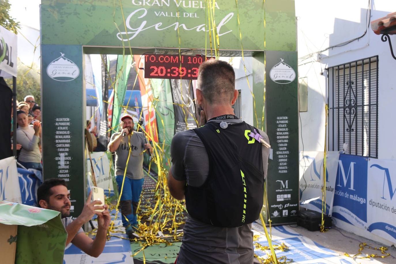 Las pruebas de las 100 millas y la categoría Ultra de la Gran Vuelta congregan a cientos de deportistas de pueblo en pueblo este sábado