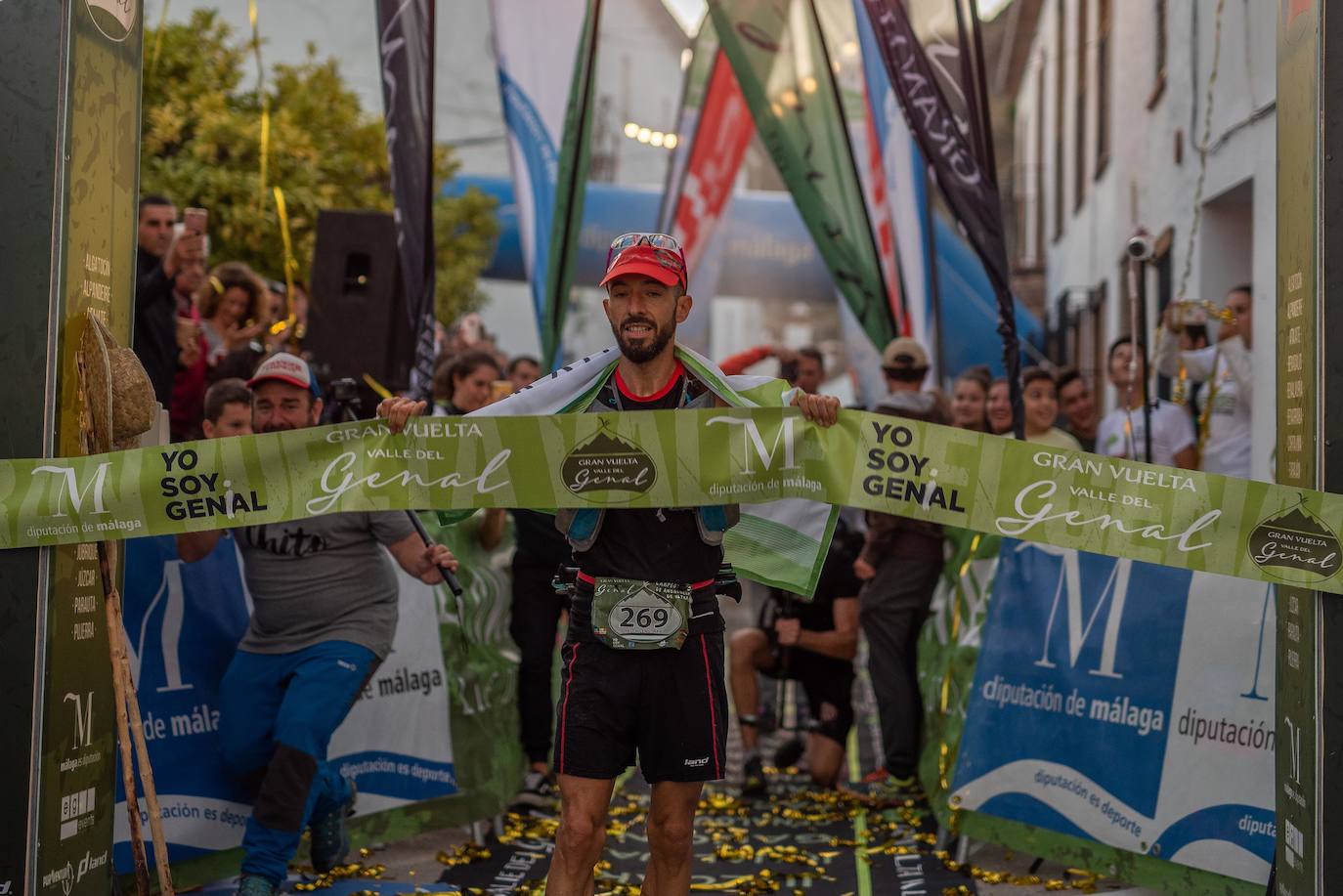 Las pruebas de las 100 millas y la categoría Ultra de la Gran Vuelta congregan a cientos de deportistas de pueblo en pueblo este sábado