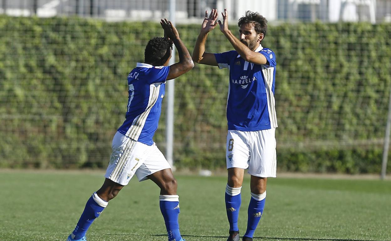 Paulo Vítor y Álex Bernal celebran un gol del Marbella del primero el sábado en Granada. 