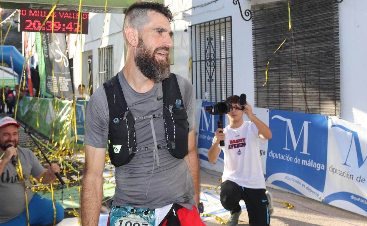 Víctor Manuel Lobatón, ganador de las 100 millas, en la meta.