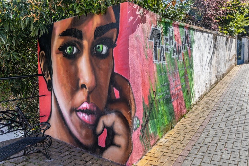 «Por si fuera poco las casas encaladas, las calles adornadas de flores, y la naturaleza radiante en plena Sierra de las Nieves, Tolox tiene un añadido más a su encanto. Desde hace tres años, se encuentran en sus calles las muestras de arte que dejan los artistas en los encuentros Art-Tolox. Nos damos una vuelta por las calles del pueblo, a encontrarnos con ese museo al aire libre, y más tarde paseamos por su entorno, para encontrarnos con ese arte natural»