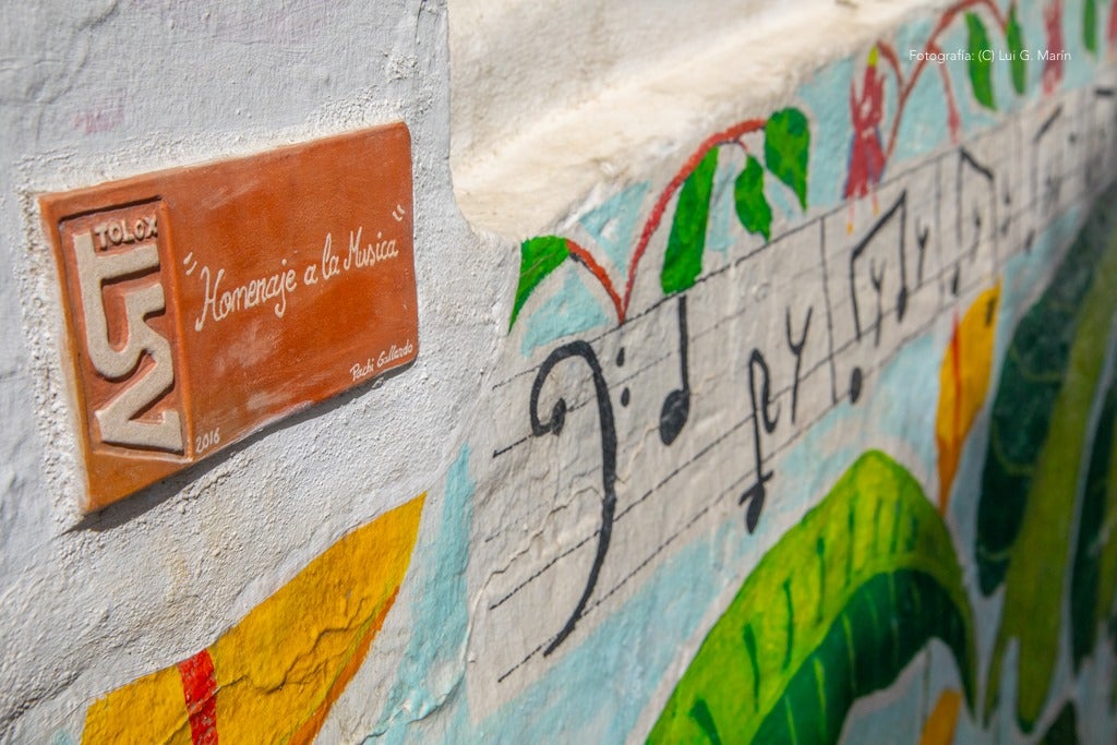 «Por si fuera poco las casas encaladas, las calles adornadas de flores, y la naturaleza radiante en plena Sierra de las Nieves, Tolox tiene un añadido más a su encanto. Desde hace tres años, se encuentran en sus calles las muestras de arte que dejan los artistas en los encuentros Art-Tolox. Nos damos una vuelta por las calles del pueblo, a encontrarnos con ese museo al aire libre, y más tarde paseamos por su entorno, para encontrarnos con ese arte natural»