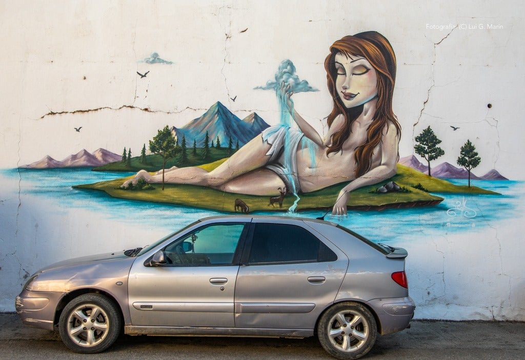 «Por si fuera poco las casas encaladas, las calles adornadas de flores, y la naturaleza radiante en plena Sierra de las Nieves, Tolox tiene un añadido más a su encanto. Desde hace tres años, se encuentran en sus calles las muestras de arte que dejan los artistas en los encuentros Art-Tolox. Nos damos una vuelta por las calles del pueblo, a encontrarnos con ese museo al aire libre, y más tarde paseamos por su entorno, para encontrarnos con ese arte natural»
