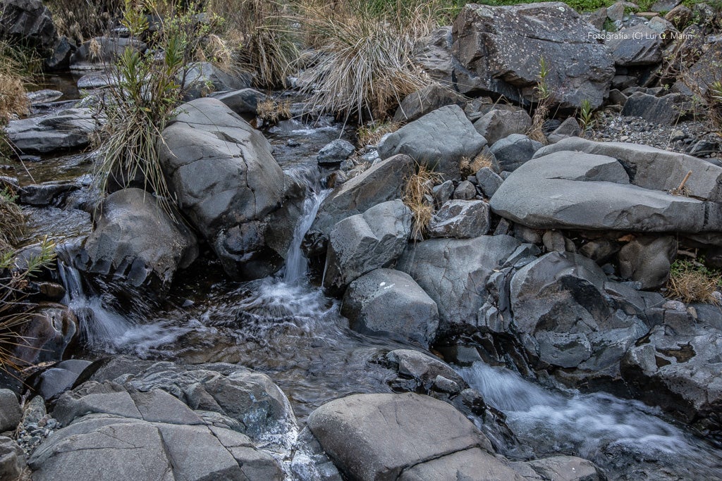 «Por si fuera poco las casas encaladas, las calles adornadas de flores, y la naturaleza radiante en plena Sierra de las Nieves, Tolox tiene un añadido más a su encanto. Desde hace tres años, se encuentran en sus calles las muestras de arte que dejan los artistas en los encuentros Art-Tolox. Nos damos una vuelta por las calles del pueblo, a encontrarnos con ese museo al aire libre, y más tarde paseamos por su entorno, para encontrarnos con ese arte natural»
