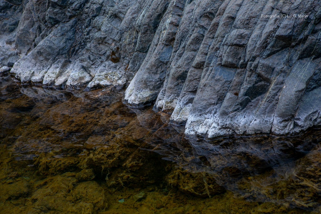 «Por si fuera poco las casas encaladas, las calles adornadas de flores, y la naturaleza radiante en plena Sierra de las Nieves, Tolox tiene un añadido más a su encanto. Desde hace tres años, se encuentran en sus calles las muestras de arte que dejan los artistas en los encuentros Art-Tolox. Nos damos una vuelta por las calles del pueblo, a encontrarnos con ese museo al aire libre, y más tarde paseamos por su entorno, para encontrarnos con ese arte natural»