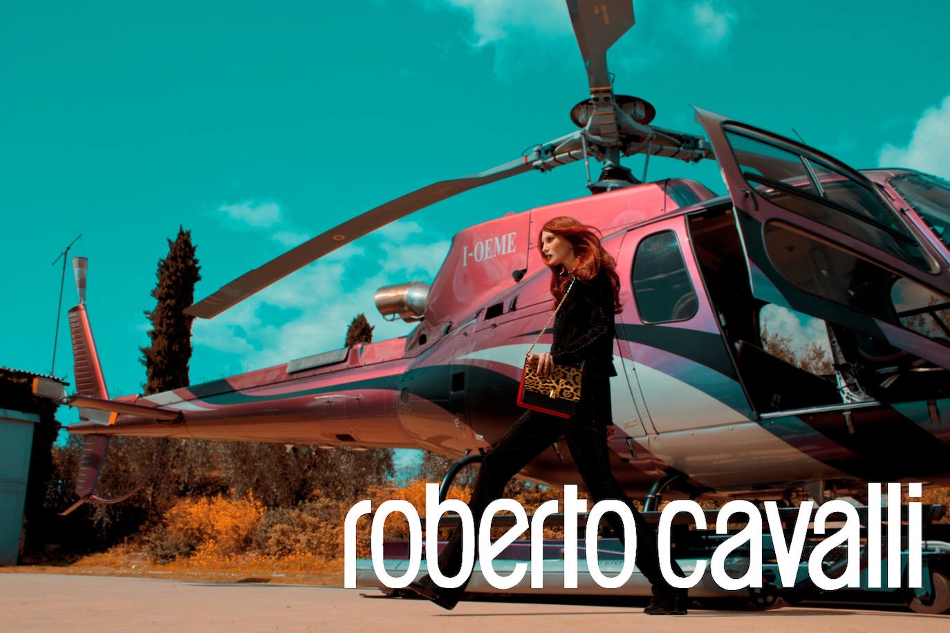 Así quedó su rompedora campaña para Roberto Cavalli, de la colección otoño invierno 2013-2014, en la que usó gallinas