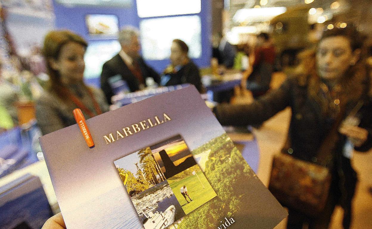 Folleto de Marbella en Fitur durante una edición pasada. 