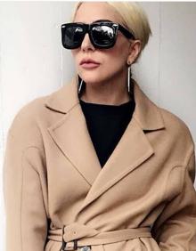 Imagen secundaria 2 - Arriba, una de sus portadas para Vogue Italia. Abajo, Díaz posa junto a su primera campaña en gran formato para Liu Jo y detalle de unos de sus pendientes llevados por Lady Gaga.